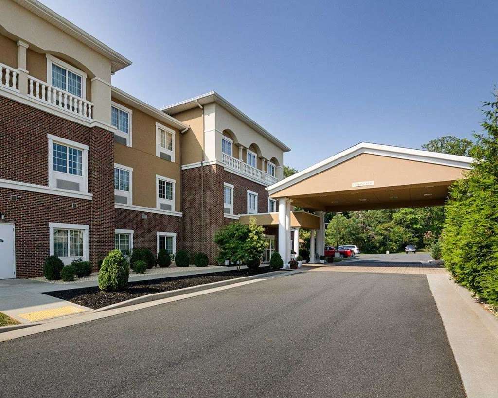 Comfort Inn & Suites Orange - Montpelier | 334 Caroline St, Orange, VA 22960, USA | Phone: (540) 672-3121