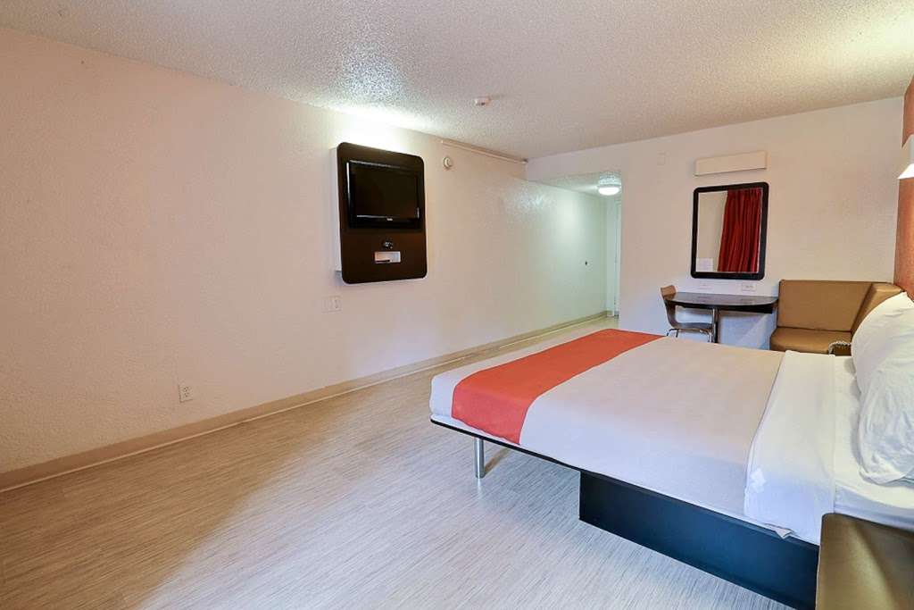 Motel 6 Dallas - Addison | 4325 Belt Line Rd, Addison, TX 75001, USA | Phone: (972) 386-4577