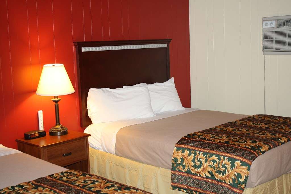 The Crossroads Motel | N6476 US-12, Elkhorn, WI 53121 | Phone: (262) 742-2300