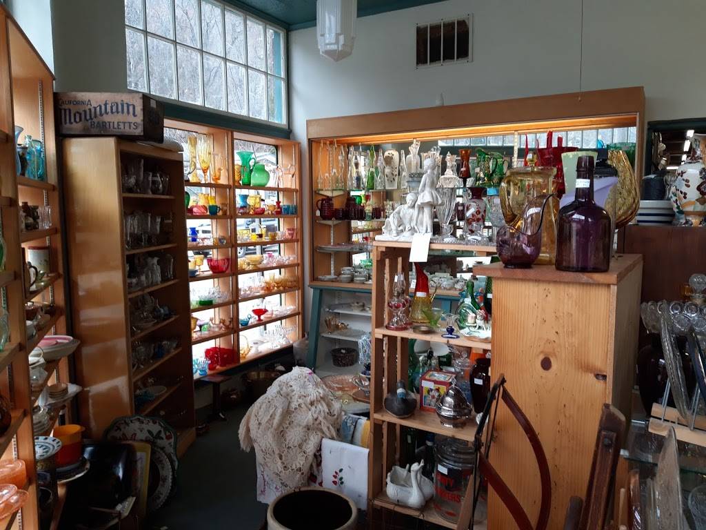 Berkeley Springs Antique Mall | 7 Fairfax St, Berkeley Springs, WV 25411 | Phone: (304) 258-5676