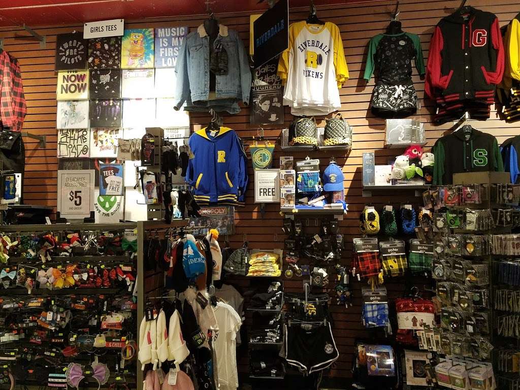 Hot Topic | 3333 W Touhy Ave, Lincolnwood, IL 60712, USA | Phone: (847) 329-9220