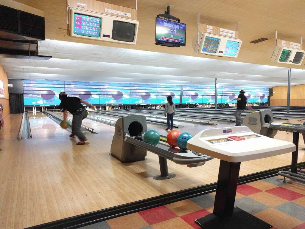 Surfside Bowl | 1015 Sheridan Rd, Kenosha, WI 53140, USA | Phone: (262) 552-8303