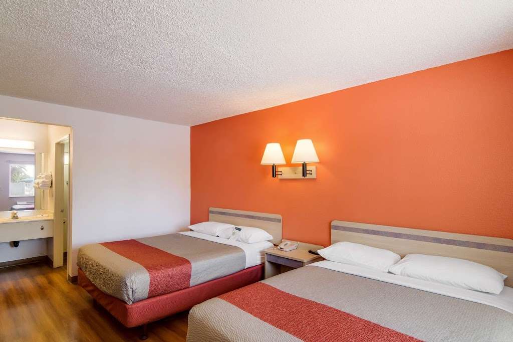 Motel 6 Los Angeles - Van Nuys - North Hills | 15711 Roscoe Blvd, North Hills, CA 91343, USA | Phone: (818) 894-9341