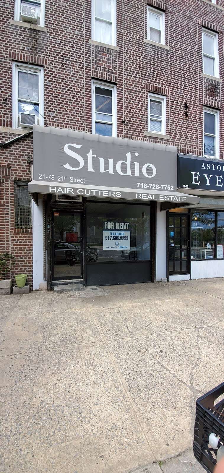 Studio haircutters | 21-78 21st St, Astoria, NY 11105, USA | Phone: (718) 728-7752