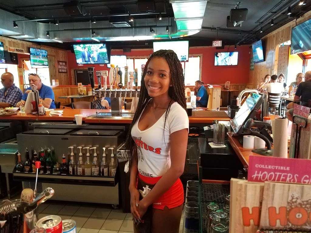 Hooters | 5670 Northridge Dr, Gurnee, IL 60031 | Phone: (847) 360-1672