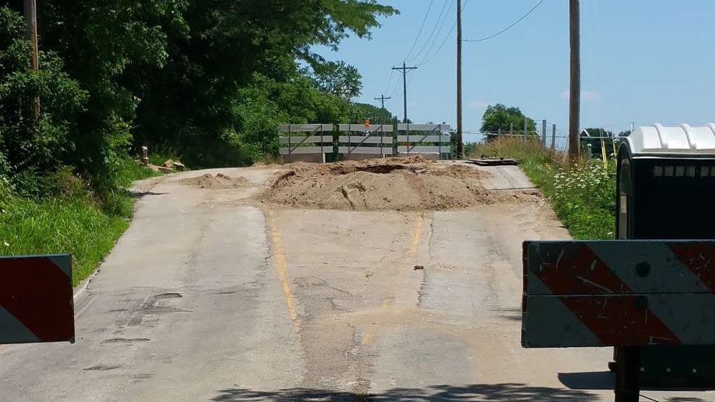 Grave In The Middle Of The Road | 6844 E 400 S, Franklin, IN 46131, USA