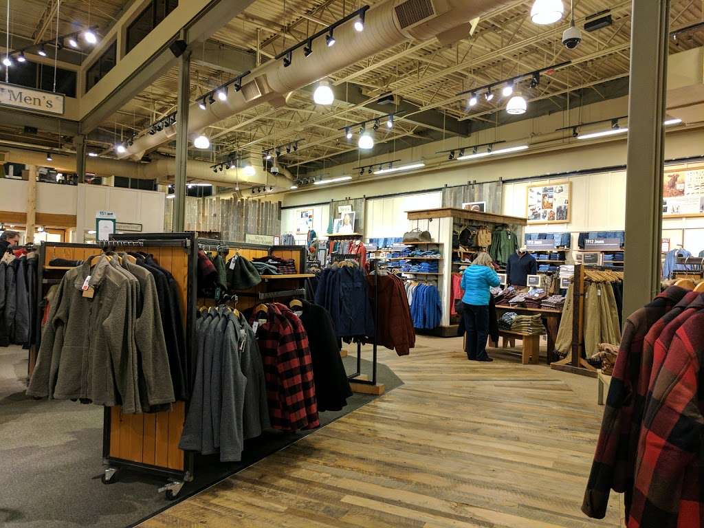 L.L.Bean | 280 School St, Mansfield, MA 02048, USA | Phone: (888) 552-5547