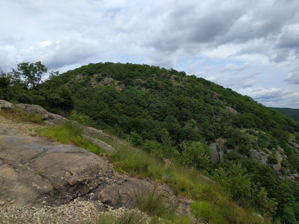 Breakneck Mountain Trailhead | 482-, 498 Bear Mountain-Beacon Hwy, Cold Spring, NY 10516, USA