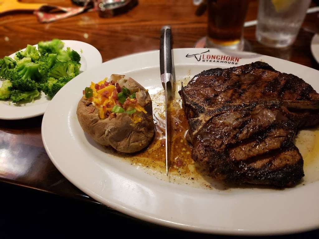 LongHorn Steakhouse | 6201 East Sam Houston Pkwy N, Houston, TX 77049 | Phone: (281) 436-1405