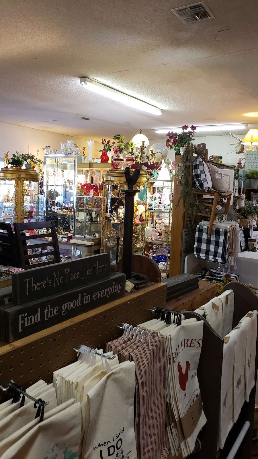 Mossy Oaks Antique Mall 6260 | 6260 SE 118th Pl, Belleview, FL 34420, USA | Phone: (352) 307-0090