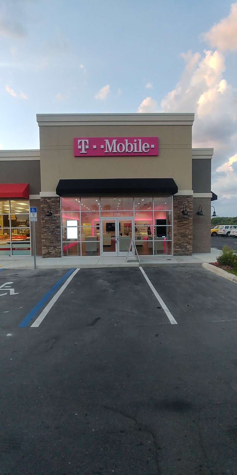 T-Mobile | 17345 US-441, Mt Dora, FL 32757 | Phone: (352) 589-5456