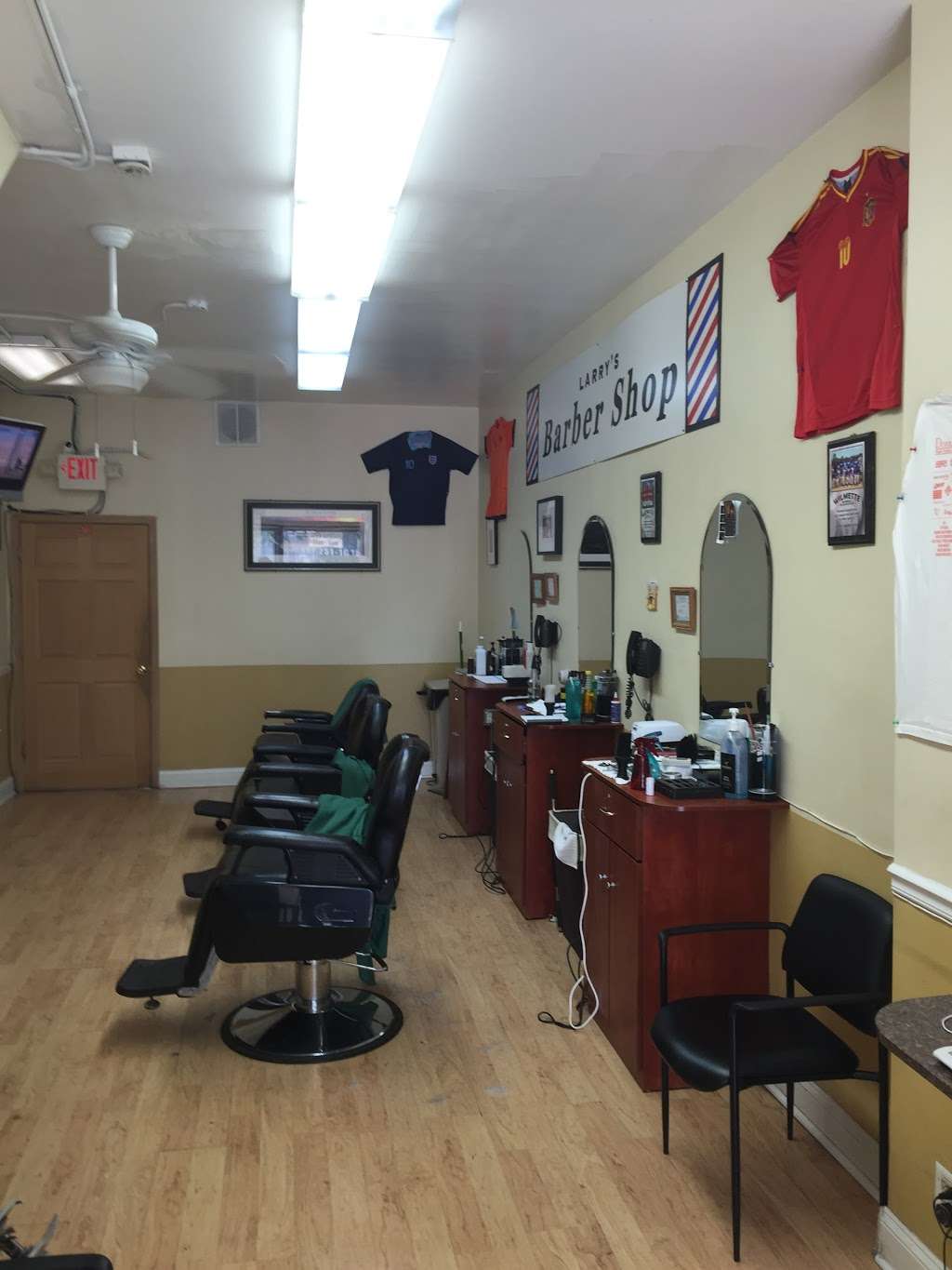 Larrys Barber Shop | 903 Ridge Rd, Wilmette, IL 60091 | Phone: (847) 251-1635