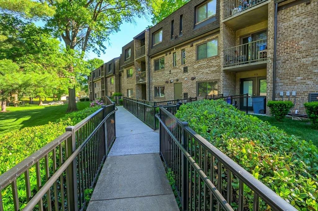 West Wood Oaks Apartments | 10734 West Dr, Fairfax, VA 22030, USA | Phone: (703) 879-4983