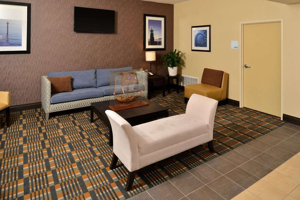 Holiday Inn Express & Suites Peekskill-Lower Hudson Valley | 2 John Walsh Blvd, Peekskill, NY 10566, USA | Phone: (914) 743-5700