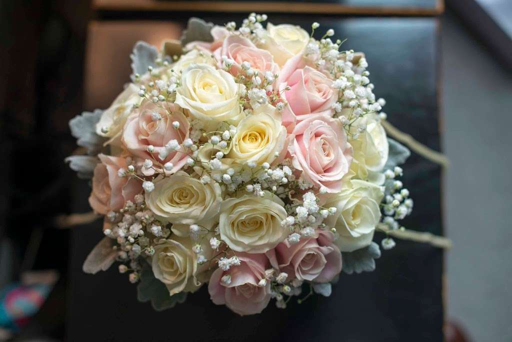 Elishas Floral Design | 43 Hatch Rd, Brentwood CM15 9PU, UK | Phone: 01277 295915