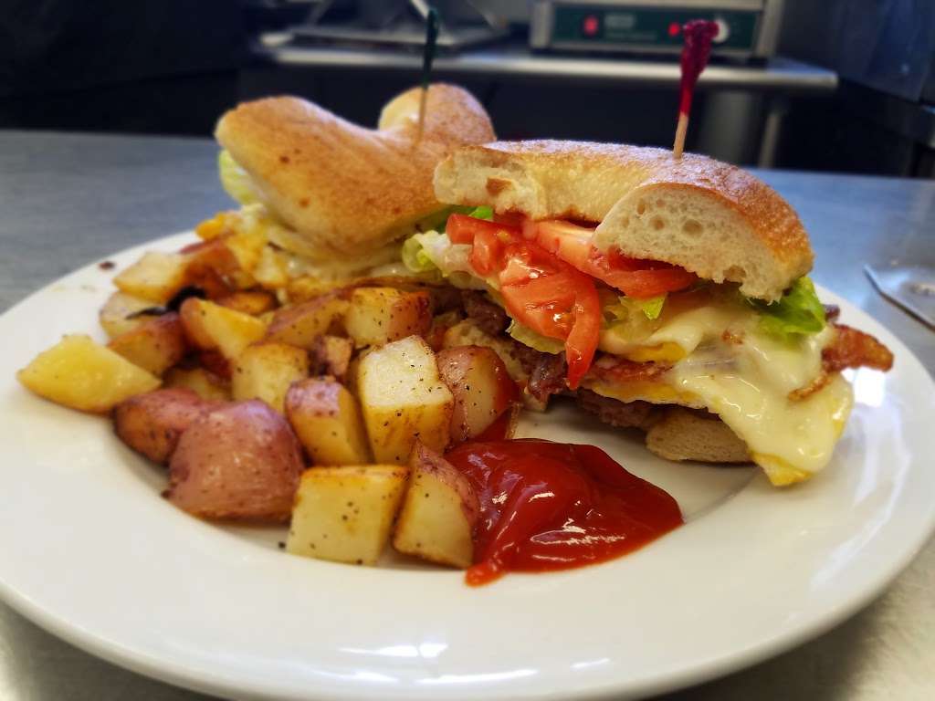 Broadway Diner | 446 N Broadway, East Providence, RI 02914, USA | Phone: (401) 432-6553