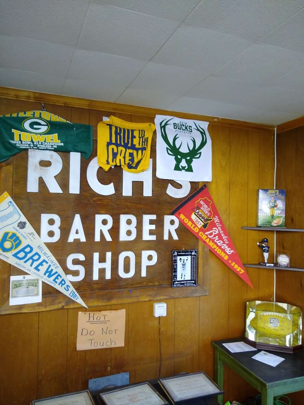 Richs Barber Shop | 815 N Grandview Blvd, Waukesha, WI 53188, USA | Phone: (262) 544-5336