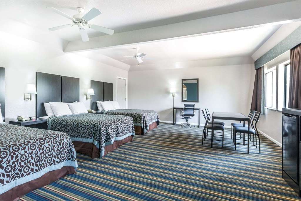 Days Inn by Wyndham Dickinson TX | 3710 Gulf Fwy, Dickinson, TX 77539 | Phone: (281) 534-9800