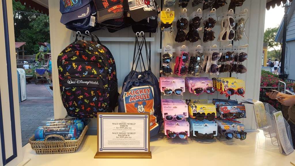 Heritage Manor Gifts | 200 Epcot Center Dr, Orlando, FL 32836, USA | Phone: (407) 939-5277