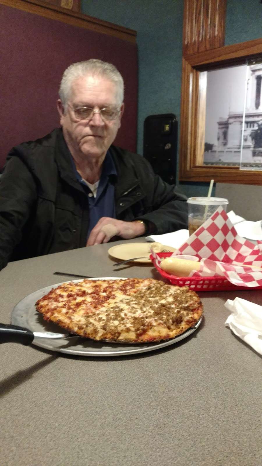 Pizza King Station | 4187, 7045 Bluff Rd, Indianapolis, IN 46217, USA | Phone: (317) 883-0777