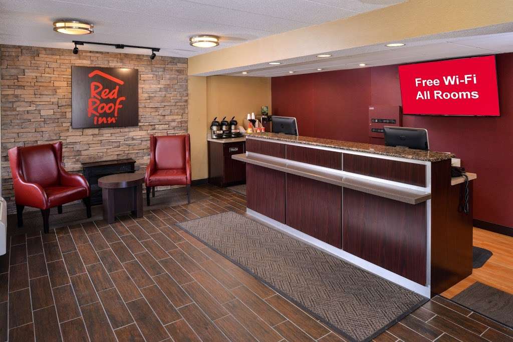 Red Roof Inn Milwaukee Airport | 6360 South 13th Street, Oak Creek, WI 53154 | Phone: (414) 764-3500