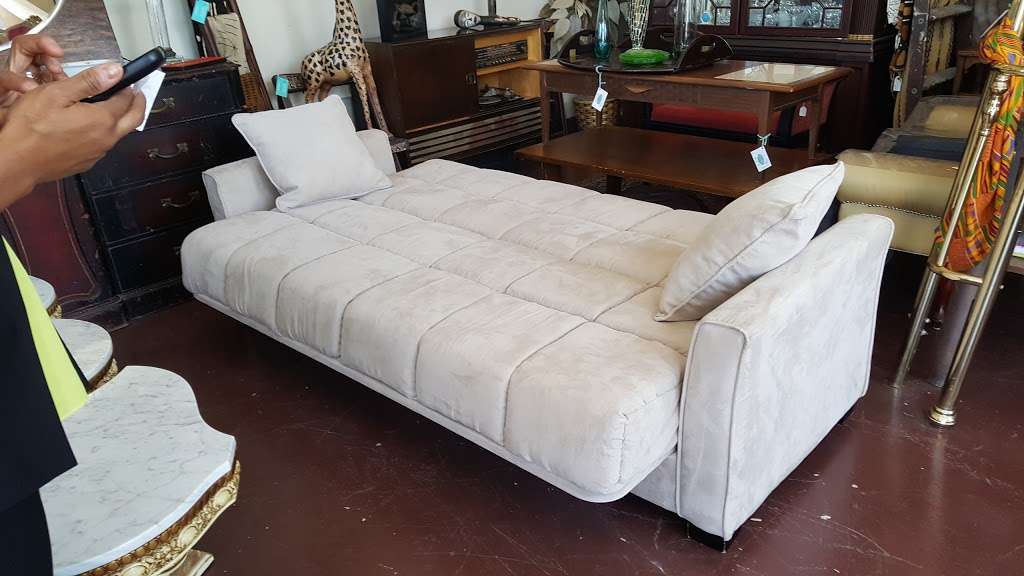 A Lotta Goodstuff Upscale Resale Furniture & More | 501 E 47th St, Chicago, IL 60653, USA | Phone: (708) 724-3997