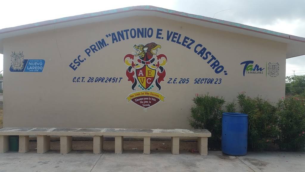 Esc Prim Antonio E. Velez Castro | Calle González 304-238, Guerreros del Sol, 88123 Nuevo Laredo, Tamps., Mexico | Phone: 867 157 1750