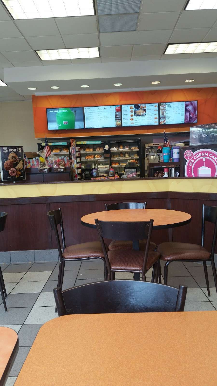 Dunkin Donuts | 1755 W Addison St, Chicago, IL 60613, USA | Phone: (773) 248-4777