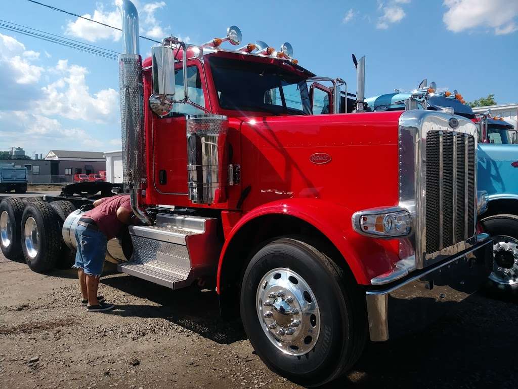 Peterbilt of Rhode Island | Peterbilt of Rhode Island, 11 Industrial Ln, Johnston, RI 02919, USA | Phone: (401) 351-0900