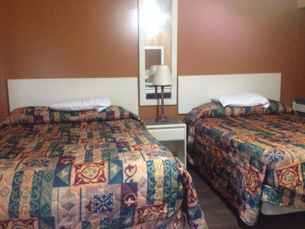 Leisure Motel | 1425 Division Rd, Windsor, ON N8W 5W9, Canada | Phone: (519) 969-1060