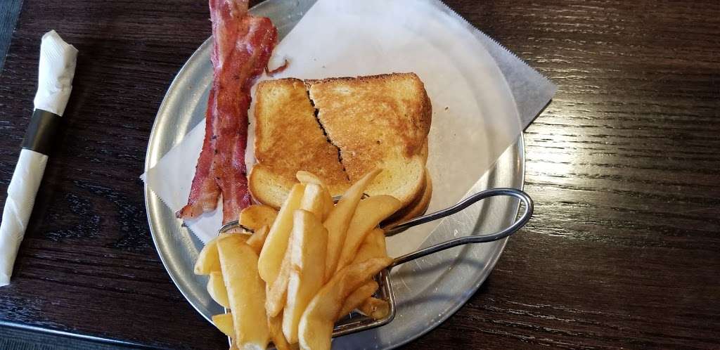 Burgers & Beer | 101 W Locust St, Fairbury, IL 61739, USA | Phone: (815) 692-1163