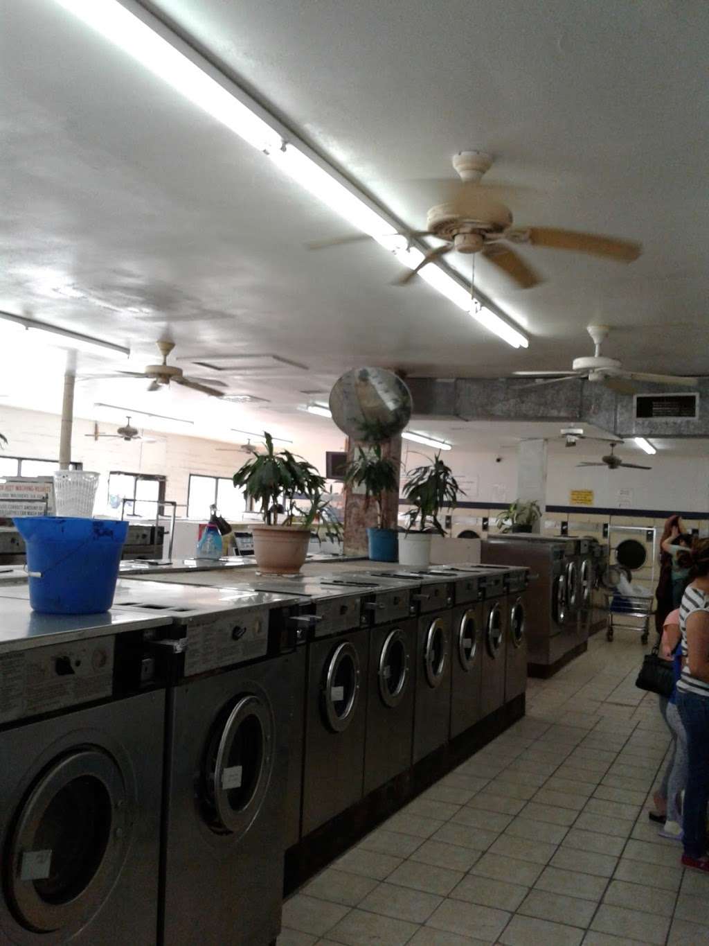 H & B Washateria | 7417, 2301 Berry Rd, Houston, TX 77093 | Phone: (713) 697-4965