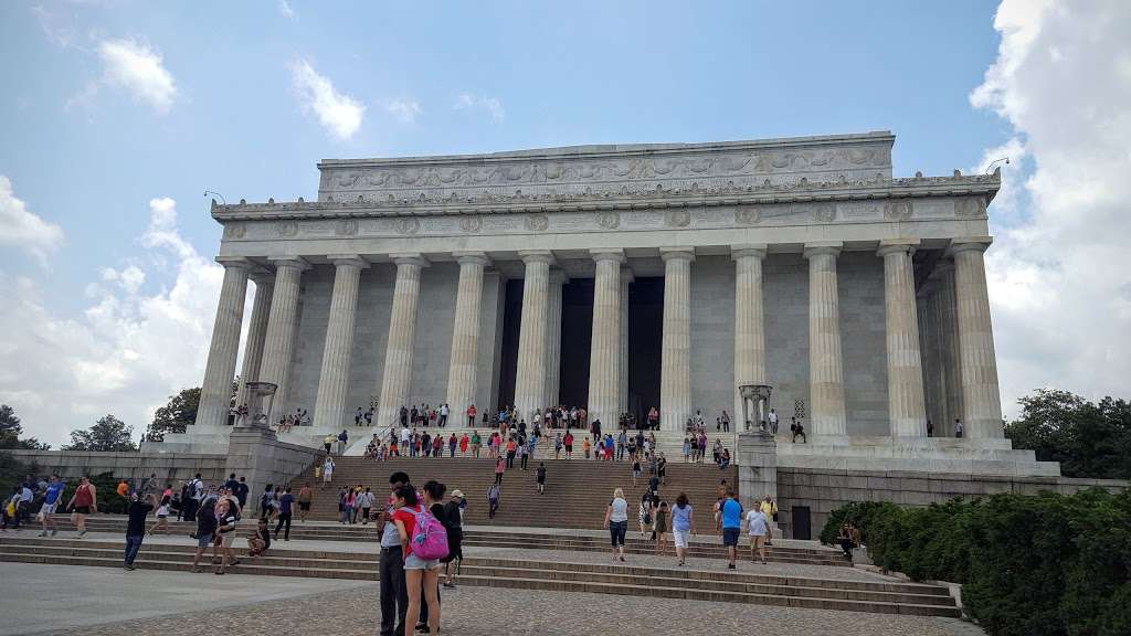 Lyndon Baines Johnson Memorial Grove | George Washington Memorial Pkwy, Washington, DC 20037, USA | Phone: (703) 235-1530