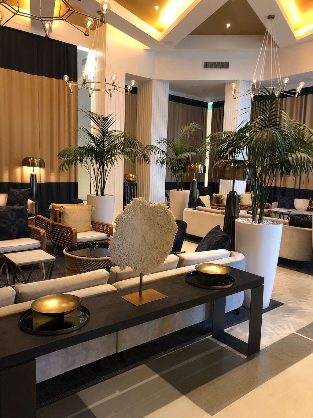 Lobby Bar at Cadillac Hotel | 3925 Collins Ave, Miami Beach, FL 33140, USA | Phone: (305) 673-6273