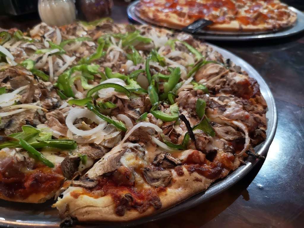 Village Pizza & Pub | 145 N John F.Kennedy Dr, Carpentersville, IL 60110 | Phone: (847) 428-6678