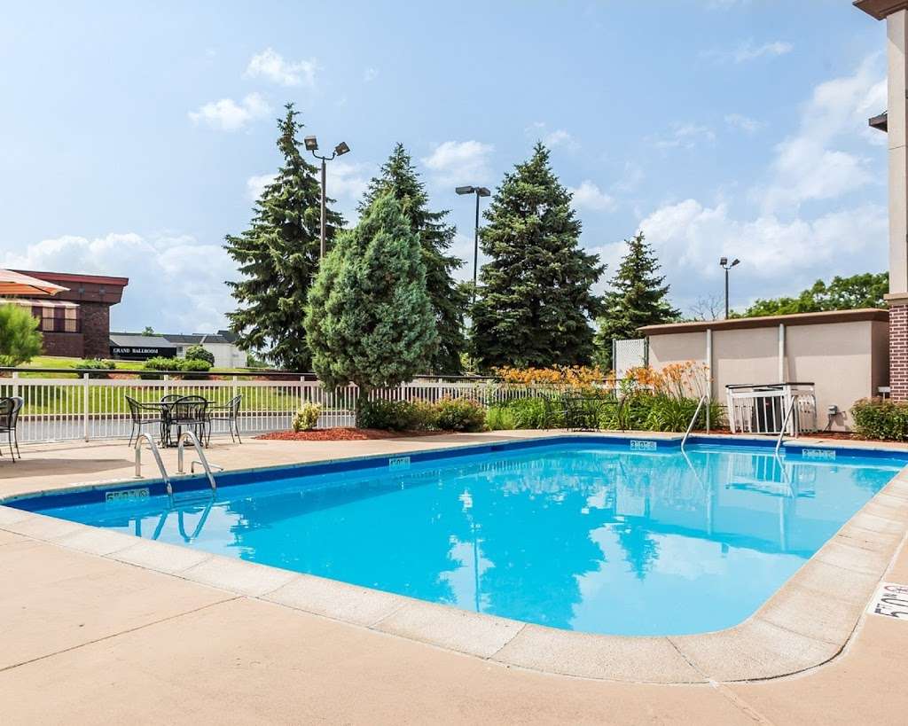 Quality Inn | 20150 W Bluemound Rd, Brookfield, WI 53045, USA | Phone: (262) 785-0500