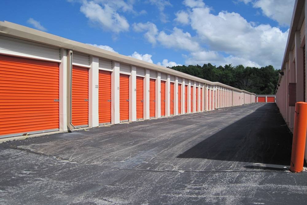 Public Storage | 8824 W Brown Deer Rd, Milwaukee, WI 53224, USA | Phone: (414) 395-0756