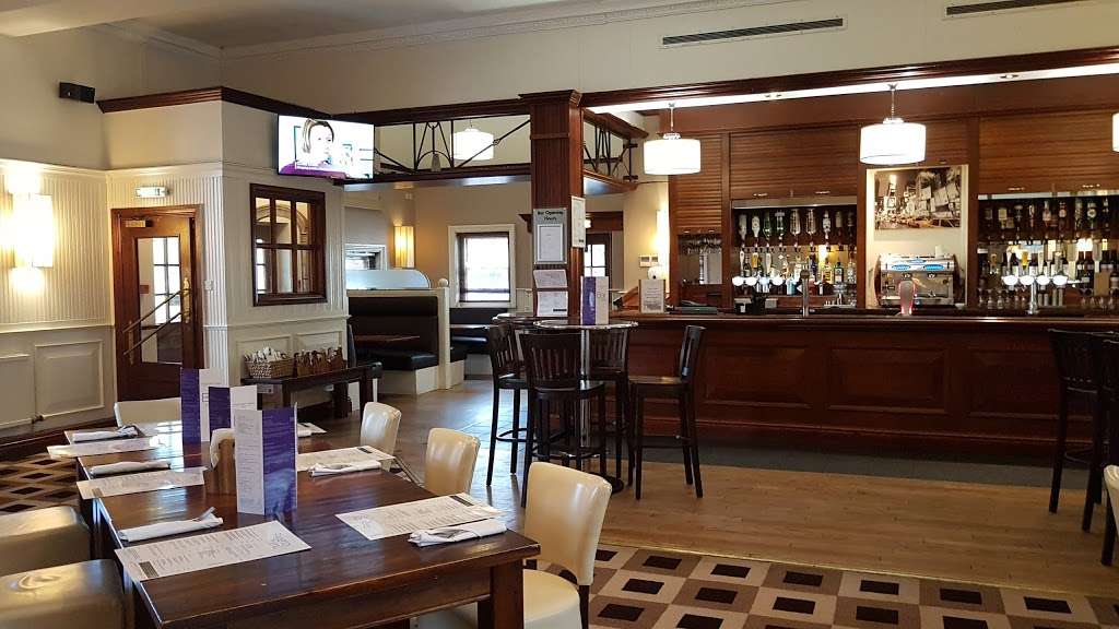 Stifford Hall Hotel, Thurrock | High Rd, North Stifford, Grays RM16 5UE, UK | Phone: 01708 719988