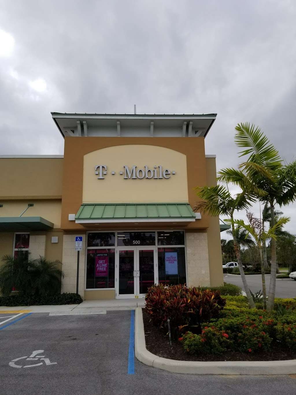 T-Mobile | 10080 Okeechobee Blvd Ste 500, Royal Palm Beach, FL 33411, USA | Phone: (561) 245-2216