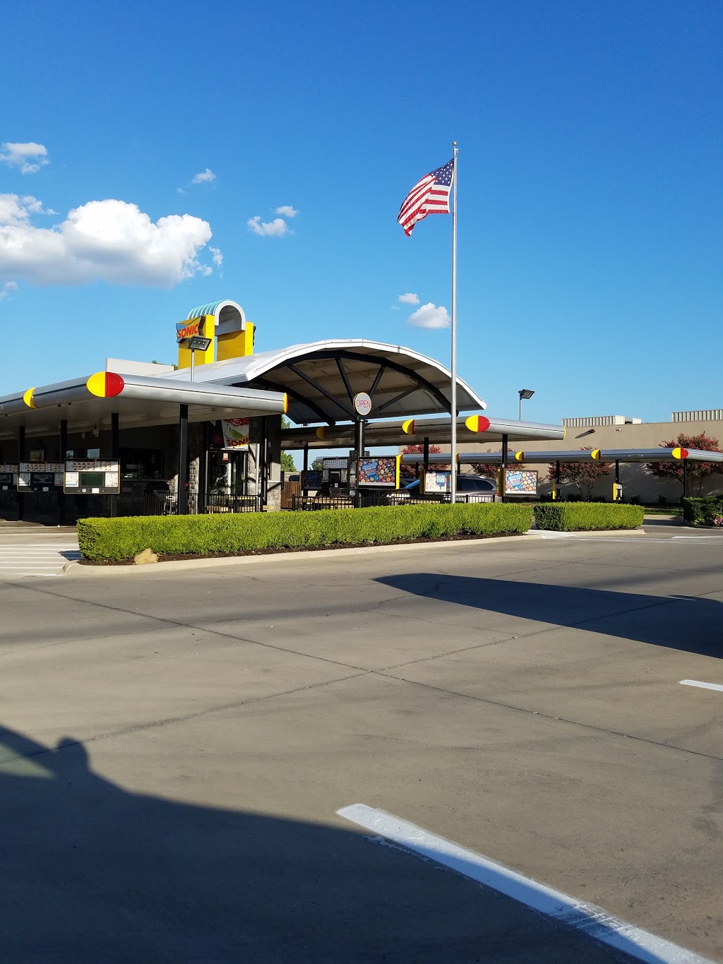 Sonic Drive-In | 1308 Precinct Line Rd, Hurst, TX 76053, USA | Phone: (817) 282-4222