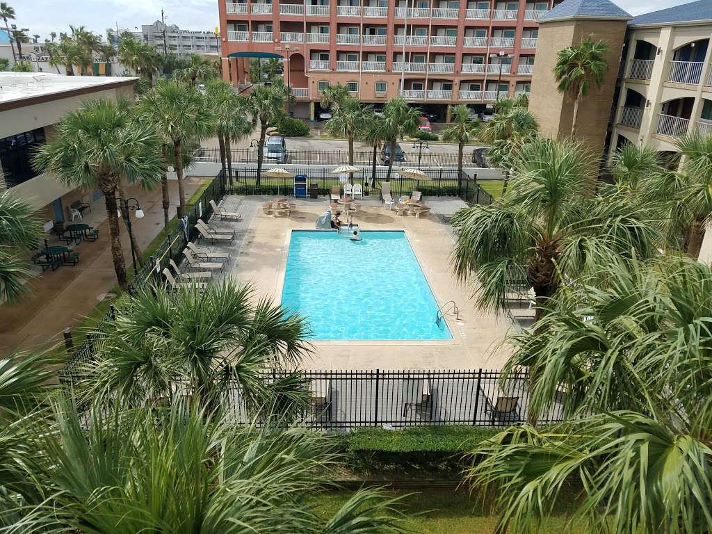 Red Roof Inn Galveston - Beachfront/Convention Center | 5914 Seawall Blvd, Galveston, TX 77551 | Phone: (409) 740-1261