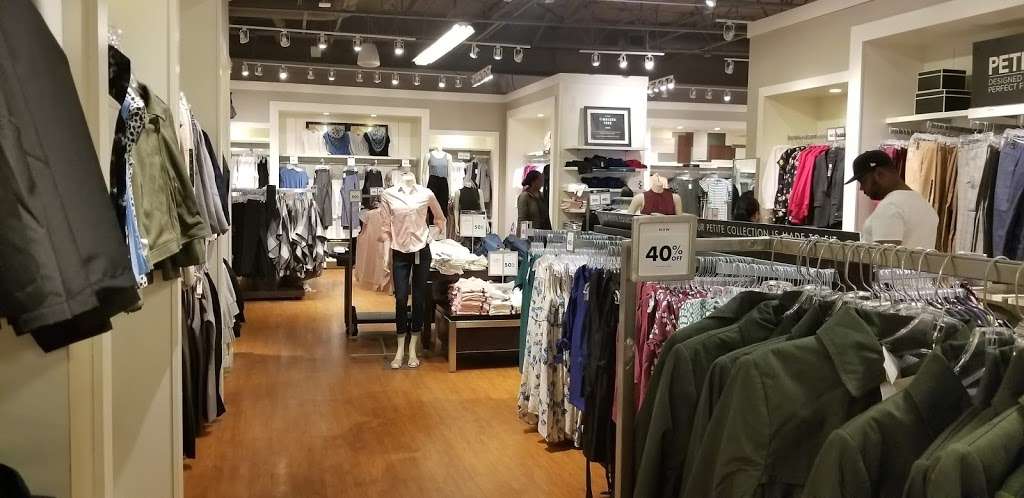 Banana Republic - 1 Outlet Blvd, Wrentham, MA 02093