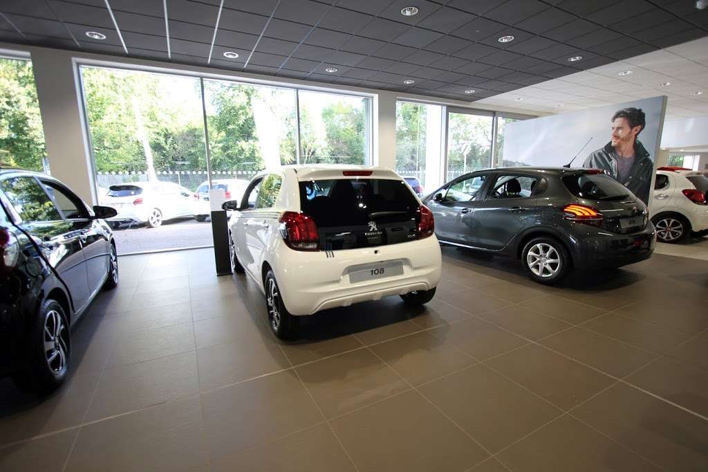Robins & Day Peugeot Hatfield in 1 Great North Rd, Hatfield AL9 5JA, UK