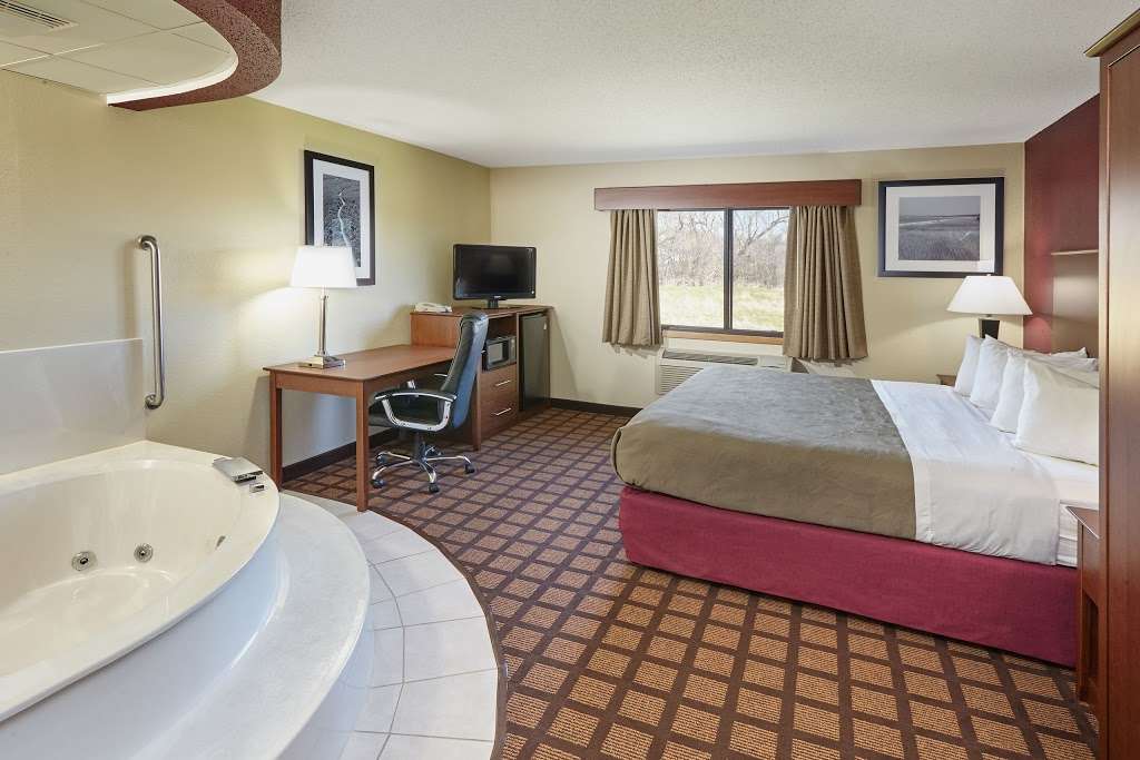 AmericInn by Wyndham, Burlington | 2709 Browns Lake Dr, Burlington, WI 53105, USA | Phone: (262) 534-2125