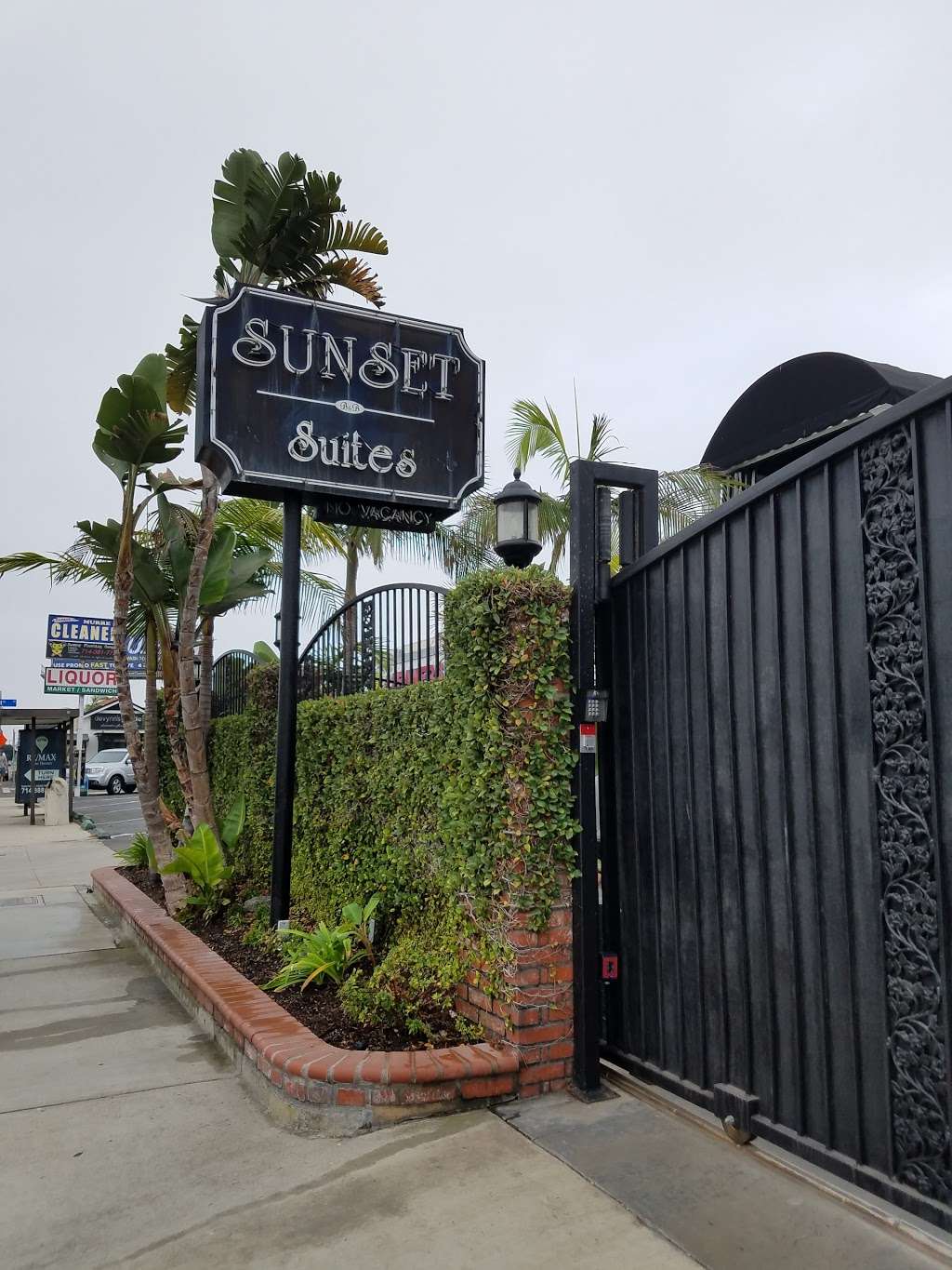 Sunset Suites | 16401 Pacific Coast Hwy, Sunset Beach, CA 90742, USA | Phone: (562) 592-2292