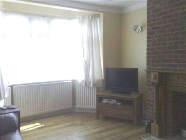 Holiday Rental London | 215 Dunley Dr, New Addington, Croydon CR0 0RW, UK | Phone: 020 3318 3970