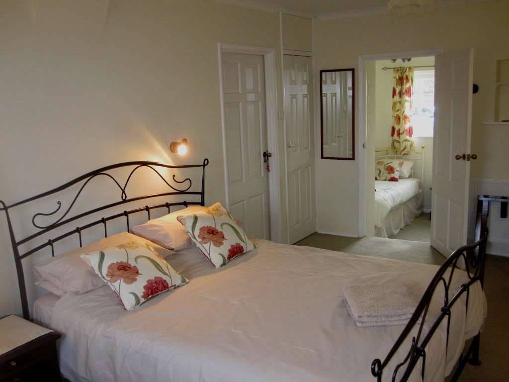 Yew Tree Barn B&B, Sevenoaks | Long Mill Ln, Sevenoaks TN15 8QB, UK | Phone: 01732 780461