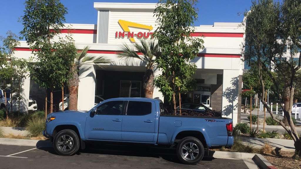 In-N-Out Burger | 4041 N Lakewood Blvd, Long Beach, CA 90808, USA | Phone: (800) 786-1000
