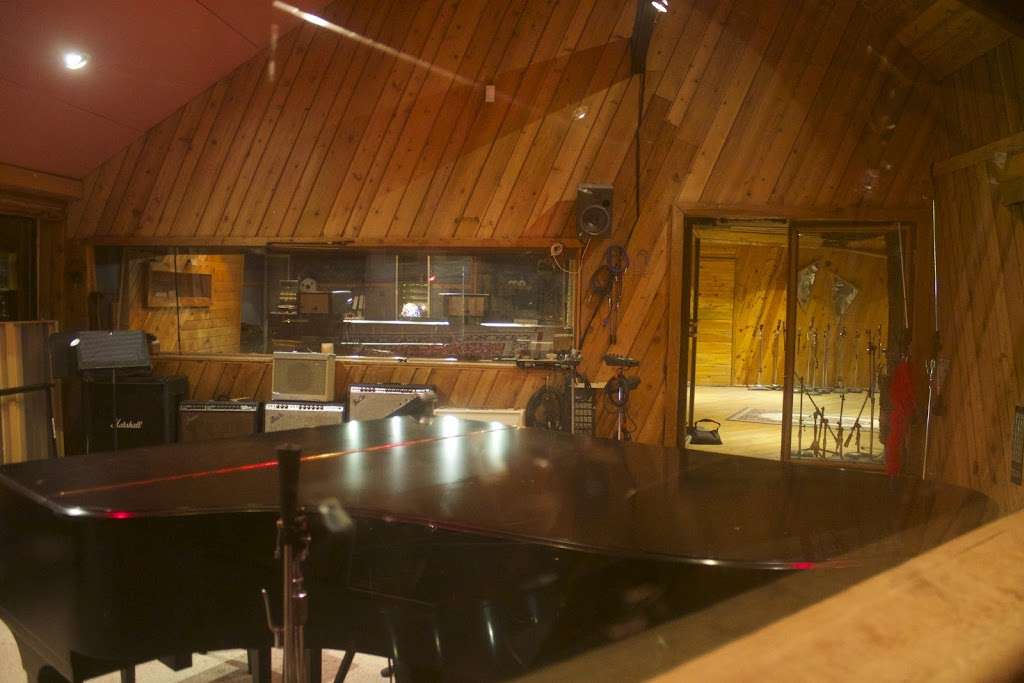 Carriage House Studios | 119 W Hill Rd, Stamford, CT 06902, USA | Phone: (203) 358-0065