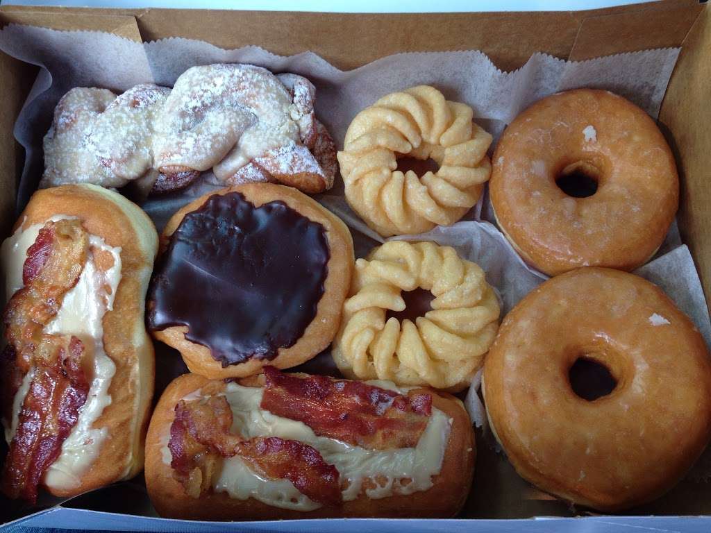 Donut Den | 3043 Theodore St, Joliet, IL 60435, USA | Phone: (815) 267-3810